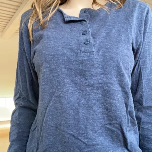 Farfarströja - Mörkblå farfarströja från dobber :) Storlek M, herrmodell, sitter lite oversized på mig. Materialet är 100% bomull, jättemjuk och skön! Hör av dig om du har frågor 💋