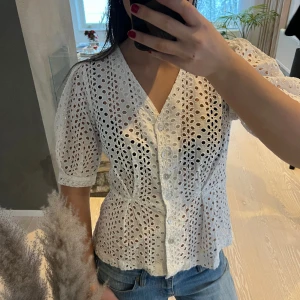 Vit blus - Vit blus med blom mönster. Bra skick.