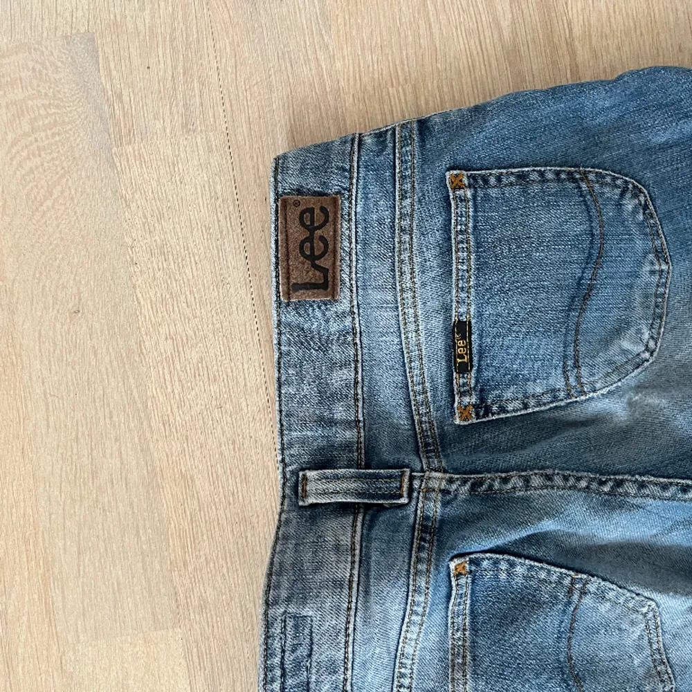 Jättesnygga lågmidjade långa jeans från lee storlek W27 L35. Jeans & Byxor.