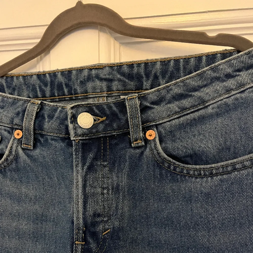 Fina midwaist Jeans från Weekday i modellen Pin💗 använda ett fåtal gånger men är i mycket gott skick. I strl 26/30. Jeans & Byxor.