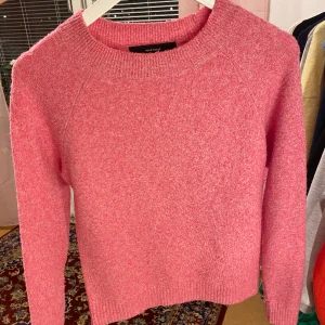 Rosa stickad tröja - Säljer min fina helt oanvända stickade tröja från Vero Moda. Jag köpte den i fel storlek så därför den säljs! Superfin och den brukar vara slutsåld.💖🤩😇