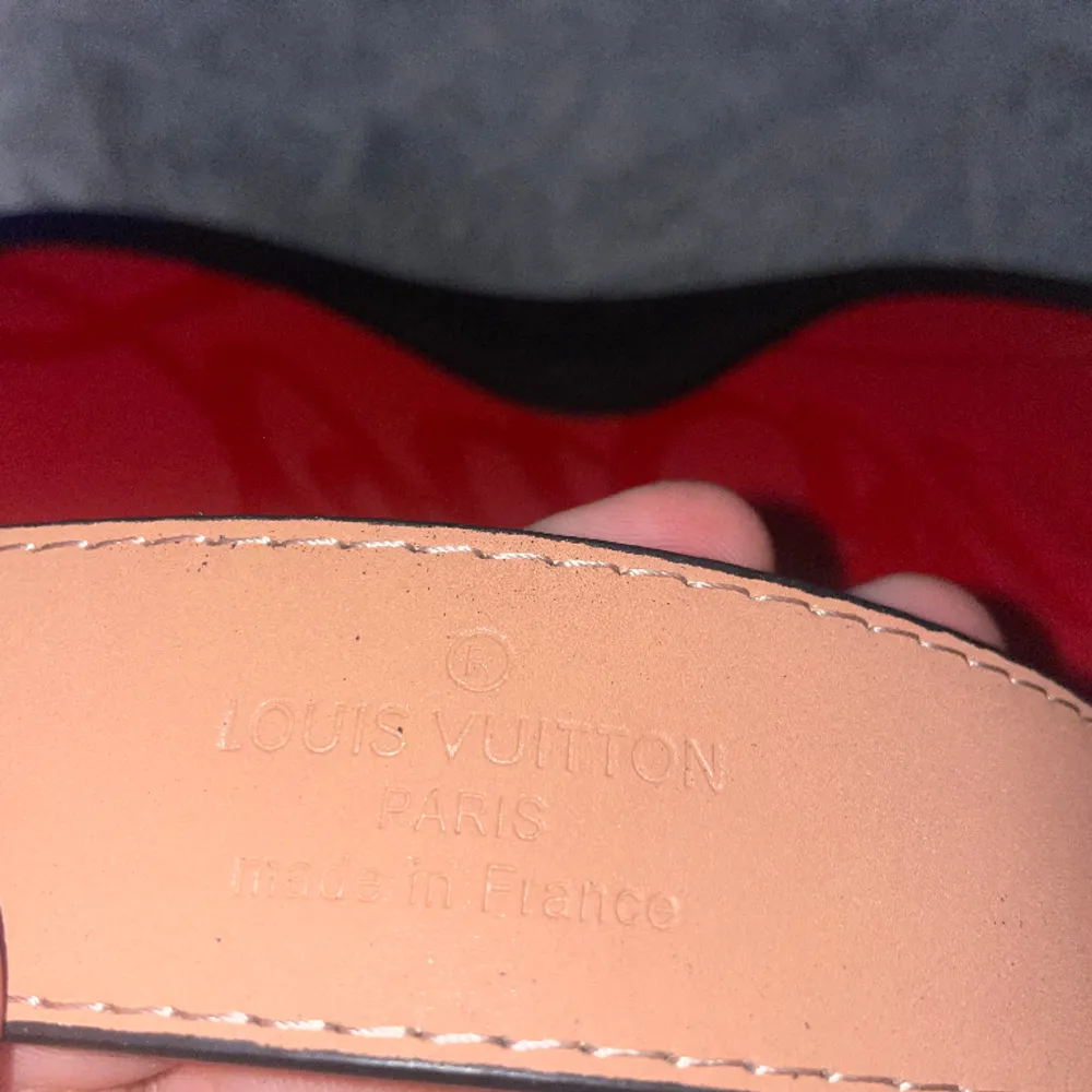 Louis Vuitton bälte, med längden 110 cm. Aldrig tidigare använd. Kan köps direkt för 2500kr men priset kan diskuteras. Möts både upp och fraktar.. Accessoarer.