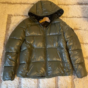 Save the duck jacka - Säljer min Save the duck jacka då den inte kommer till användning. Jackan är i nyskick då den knappt är använd. Storlek M. Mitt pris 1999, nypris 3199. Pris kan diskuteras