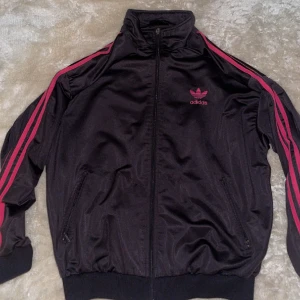 Adidas hoodie - Adidas hoodie storlek M, använd men bra skick. Kan även tänka mötas upp i Malmö