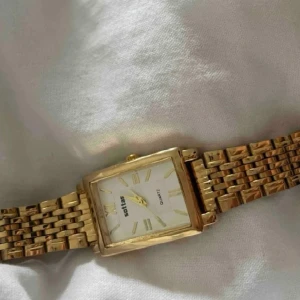 Dam klocka  - Använd 2-3 gånger så är i nystick💗 rostfritt stål