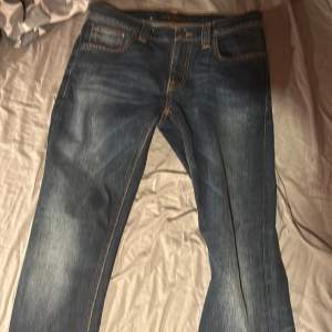 Detta är ett par nudie jeans i slim fit[ nypris 1600kr mitt pris 450kr] Fåtal använda.10/10 skick 