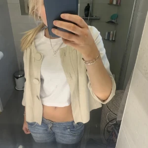 Trekvartsarmad kofta - Kofta med trekvartslånga ärmar. Inte mina bilder men samma tröja. Superfin. Säljer pågrund av ingen användning. 