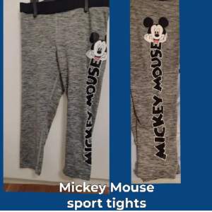 Trekvarts (slutar vid vaden) sport tights/shorts från H&M med Mickey Mouse tryck på vänstra benet. Använd mycket lite, bra skick och är stretchiga. Skriv gärna vid intresse eller om du har frågor. Frifrakt nu, passa på att köpa vid intresse! ☺️