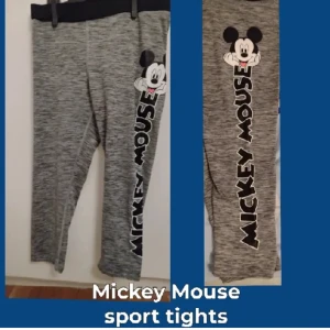 Mickey mouse sport tights - Trekvarts (slutar vid vaden) sport tights/shorts från H&M med Mickey Mouse tryck på vänstra benet. Stretchiga. Skriv gärna vid intresse eller om du har frågor!! ☺️