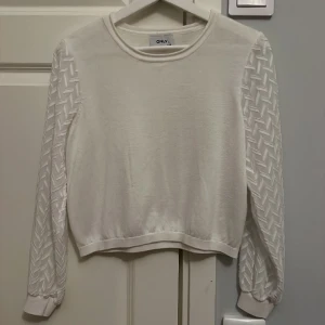 Vit blus  - Den är aldrig använd, hänger bara i garderoben. Den är i strl M men skulle säga att den sitter som S. Har för mig att jag köpte den för 260kr💗