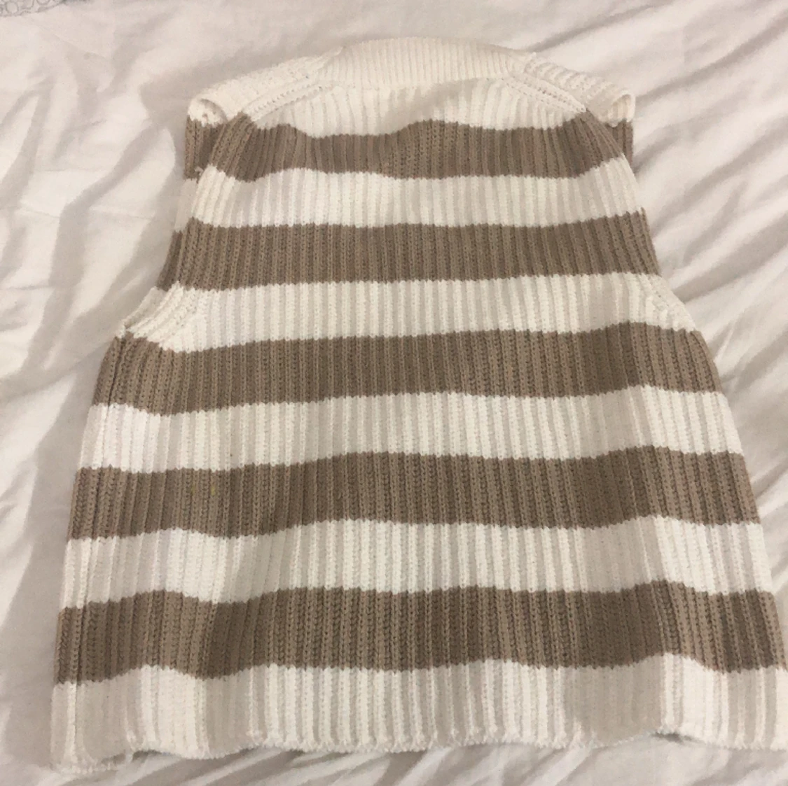 En stickad tröja utan armar vitt,bruna Ränder💗 - 90