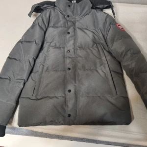 Canada goose jacka - En jätte fin Canada goose!!🍁Jätte fin och varm jacka✨inga skador eller liknande, skick 10/10!! Mitt pris är 4000 men priset kan diskuteras alltid🍁 skicka hjärna till mig om ni undrar nåt elle vill ha mer bilder på detaljerna. 