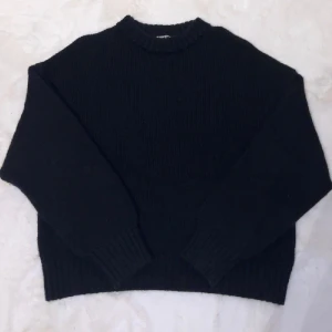 Stickad teöja - Oanvänd stickad mörkblå tröja 🩷💕 super fin, skön och värmer bra 💖 skriv för frågor, bilderna togs när jag laddade upp annonsen 