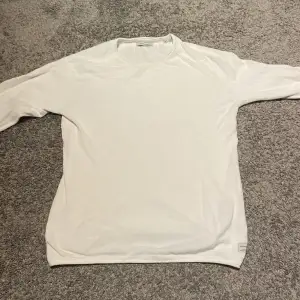 Vanlig vit långarmad tshirt i nyskick 