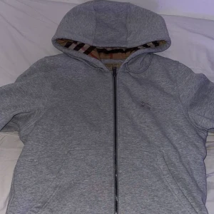 Burberry Kofta - Helt ny oanvänd burberry kofta inne nu, bästa kvalite och i Vädligt fin färg. Den kan användas till alla stilar men är mest populär i grisch. Tveka inte på att meddela ifall du har fler frågor eller är intresserad 👌👌