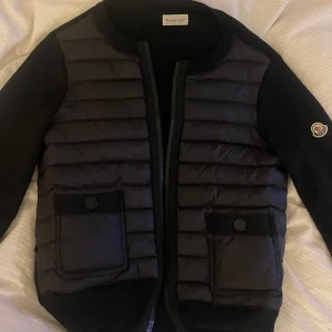 moncler cardigan  - moncler cardigan strl s, inga defekter! kan sälja för 3500kr vid snabb affär! via swish eller köp nu 