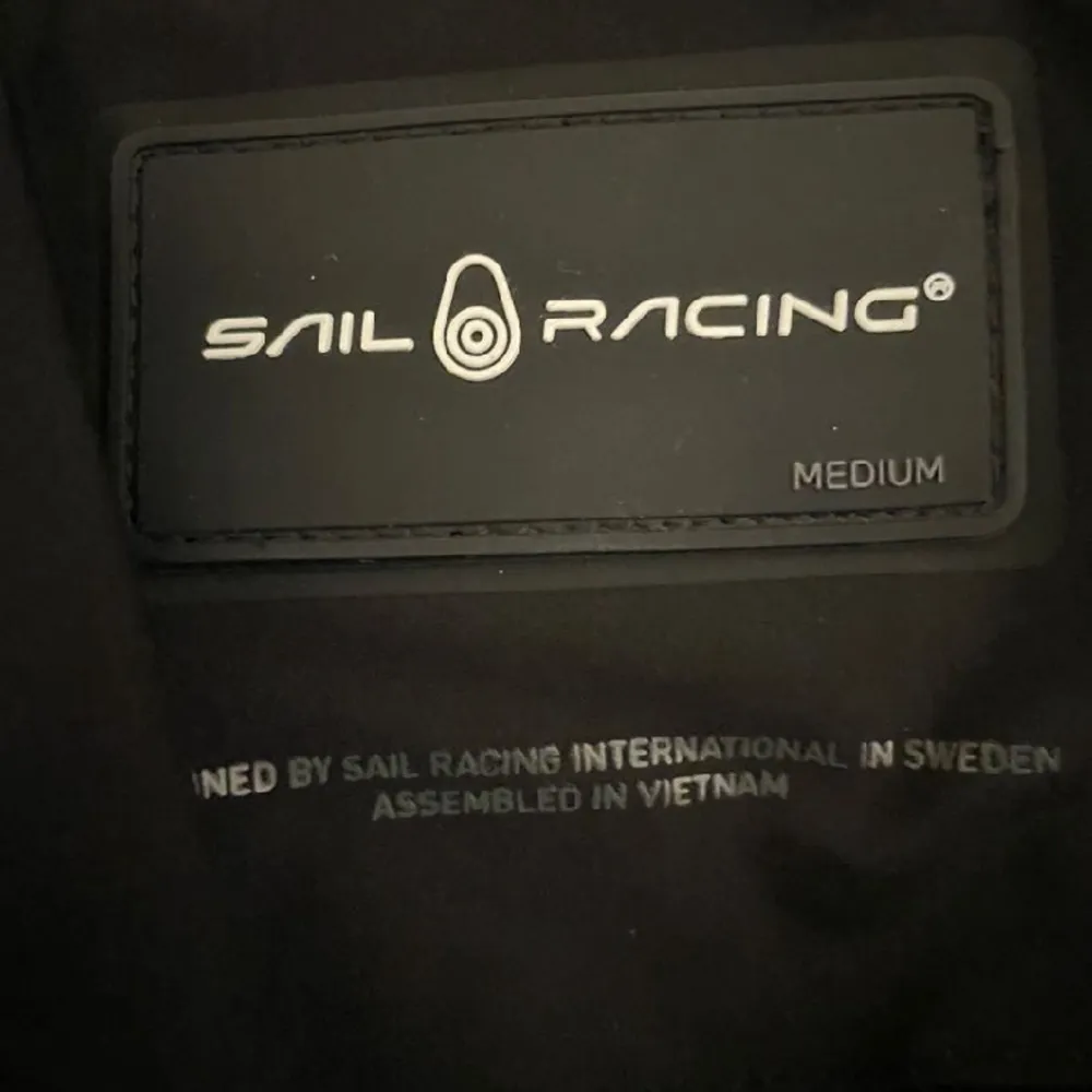 Säljer min helt nya Sail racing jacka. Anledningen till att jag säljer jackan är för att den var för liten. Jag köpte den för 4500kr fast säljer den för 3800kr priset kan även diskuteras. Jackor.