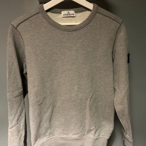 Stone Island Crewneck - Tja! Stone Island Crewneck Junior.  Inga större defekter därav cond 7/10.  