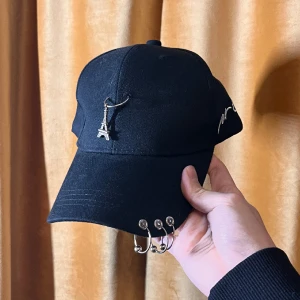 Keps med ringar  - Oanvänd keps med coola ringar! Dm vid frågor