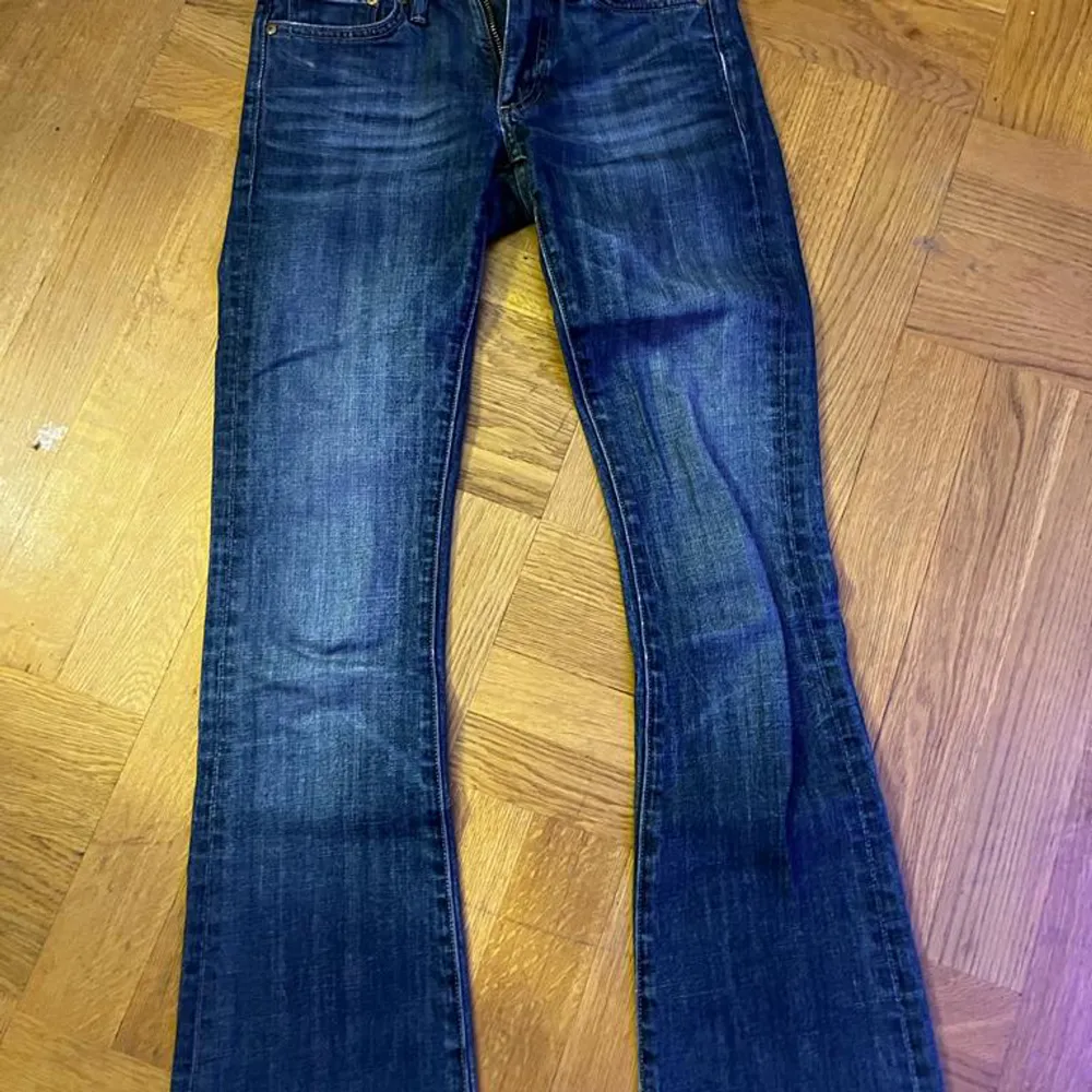 säljer dessa lågmidjade bootcut jeans eftersom dom är för små och för korta för mej.. Jeans & Byxor.