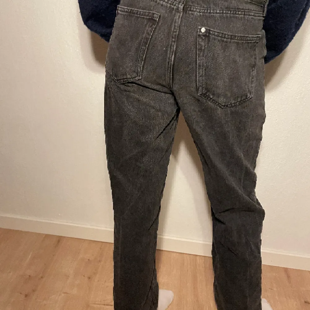 Detta är ett par jeans som är low waist baggy. Dom är i bra skick. Hon på bilden är ca 170 och byxorna går nästan hela vägen ner till golvet. Köparen står för frakten. Jeans & Byxor.