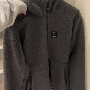 Haglöfs Fleece jacka (Pile hood women) - Helt ny fleece jacka från haglöfs använd 1 gång inomhus. 10/10 skick köpt 11 december för 1120kr. Storlek L men passar M och S om man vill ha oversized 