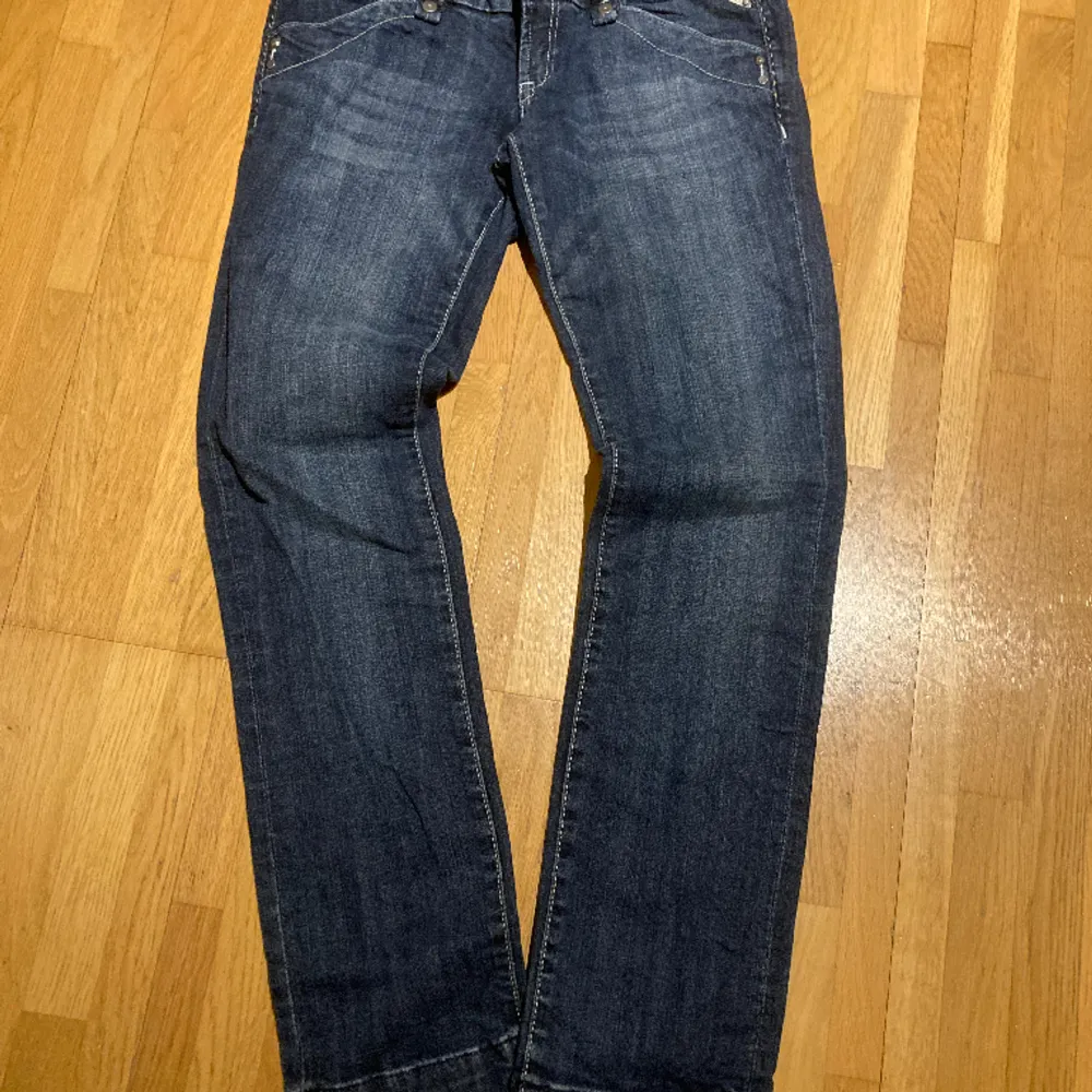 Oanvända mörkblå jeans Bred linning med 3 knappar . Jeans & Byxor.