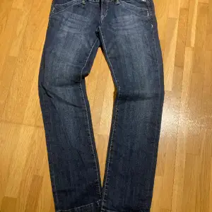 Oanvända mörkblå jeans Bred linning med 3 knappar 