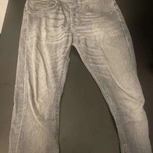 Dondup George - Säljer ett par riktigt feta jeans ifrån Dondup. Storleken är George och dem är i mycket bra skick. Hör av er vid frågor och funderingar. Pris kan diskuteras