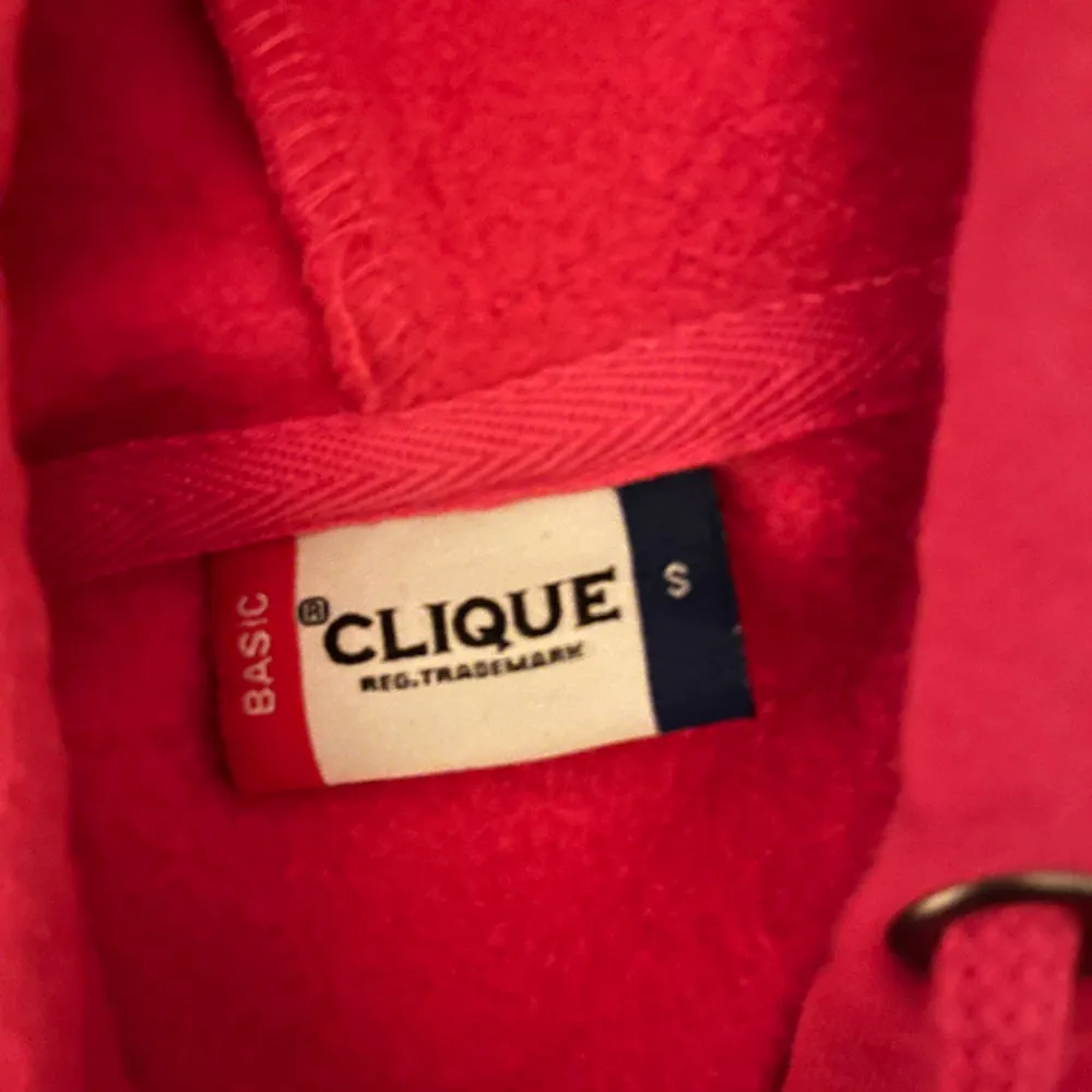 Säljer denna fina rosa hoodien i s från clique, därför att den inte har kommit till andvändning. Aldrig andvänd bara testat.🤍. Hoodies.