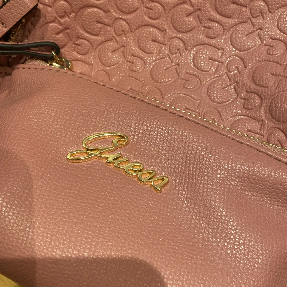 En supergullig rosa väska i märket guess. Den var köpt ett tag sen men aldrig använd! Skriv för flera bilder eller frågor!. Väskor.