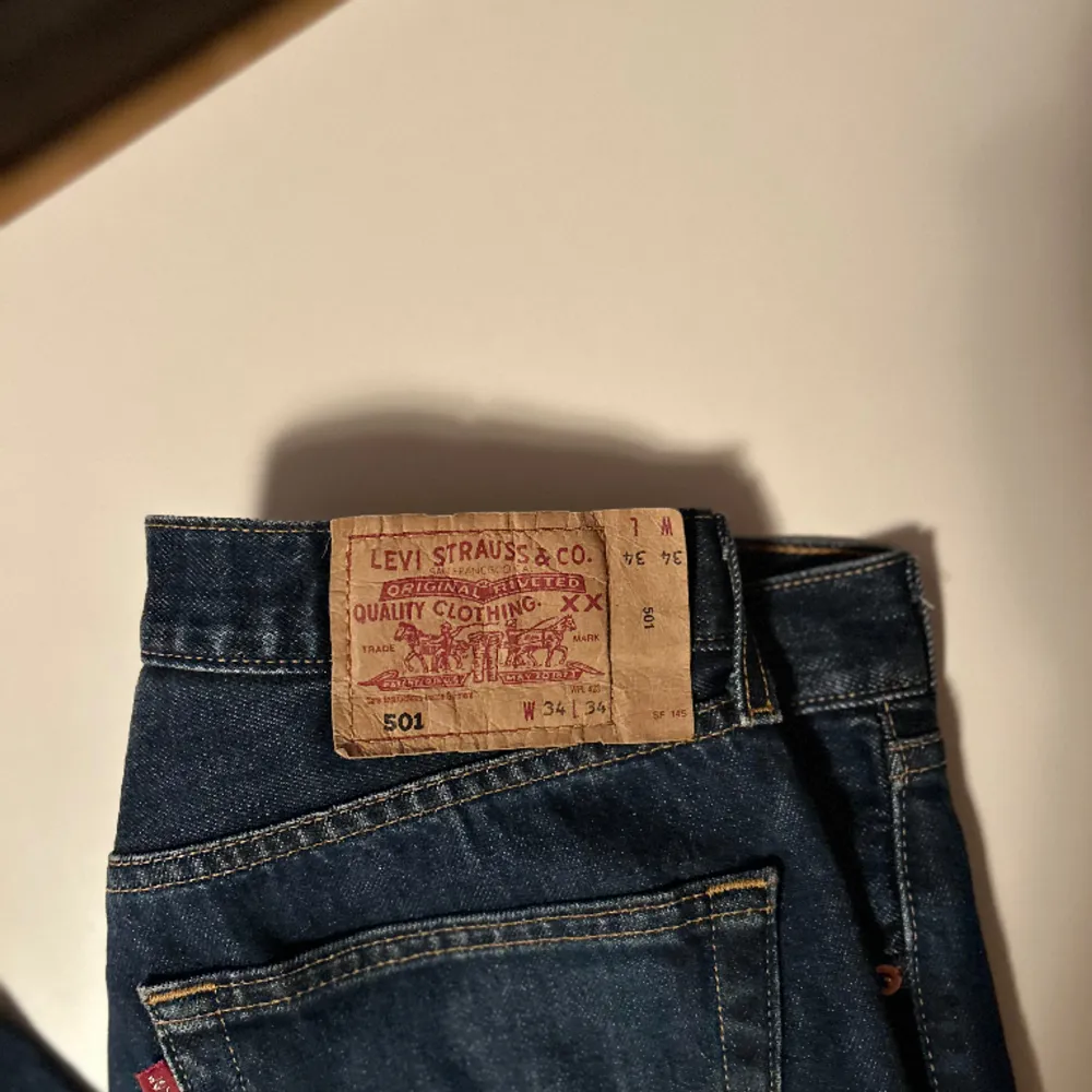 Levis jeans i väldigt bra skick, condition 7/10 Ny pris: 1200kr Strlk: W34 L34. Jeans & Byxor.