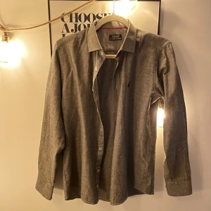 Ralph lauren skjorta - Skitsnygg raffe skjorta helt utan defekter i storleken 39-40 M, och passar perfekt under en tröja. Nypriset ligger på runt 1500 men säljer för endast 249