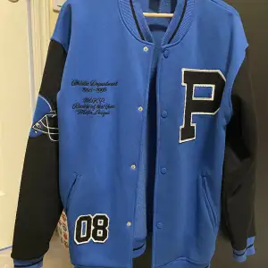 Fin blå baseball jacka som inte kommer till användning