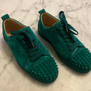 Christian Louboutin junior spike gröna - Säljer nu minna unika gröna loubs i Stl 41,5 men passar upp till 43 om man använder annan innersula. Medföljer ändats dustbag. Skick 10-10. Retail 9-11.000 mitt pris 5490 kr. (Special pris till nästa fredag) (3999kr‼️‼️) 