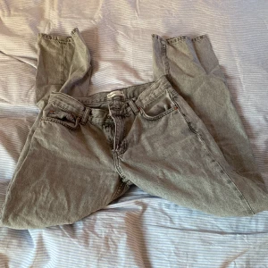 Gråa straight jeans  - Jag säljer ett par gråa jeans från Gina tricot. I storlek 34. Jeansen är låg midjade  och benen är raka  