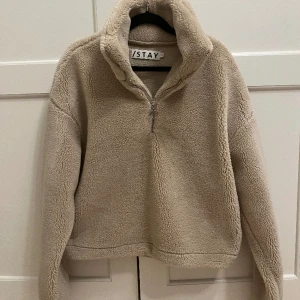 Fluffig beige tröja   - Från märket STAY, 100% återvunnen polyester. Storlek XS säljer pga för liten för mig 💛