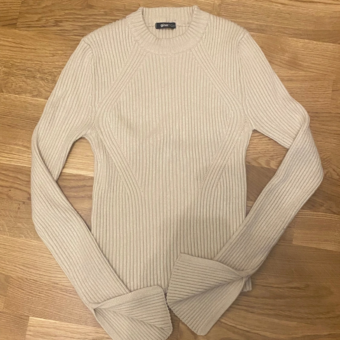 Ribbad ljusbeige tröja - 90