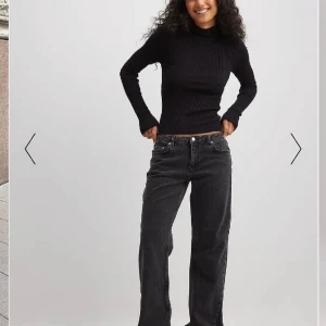 Lågmidjade jeans NAKD - Säljer dessa oanvända jeans med båda prislapparna kvar. Säljs för 699kr på hemsidan. Slut i 32,34,36. Säljer dessa som är i storlek 36, men även stlr 34 som ligger uppe i en annan annons. Pris: 500kr. FRI FRAKT. Postar samma dag eller tidigt dagen därpå. 