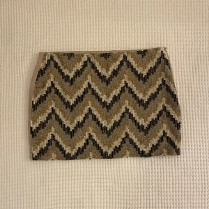 Mini kjol - Mini kjol med pärlor i ny skick. Från zara men säljs inte längre. M men passar som S-L.