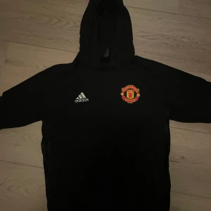 ÄKTA- Manchester United Hoodie - Säljer denna äkta Manchester United Hoddie som inte passar längre. Den är utan defekter samt i storlek S