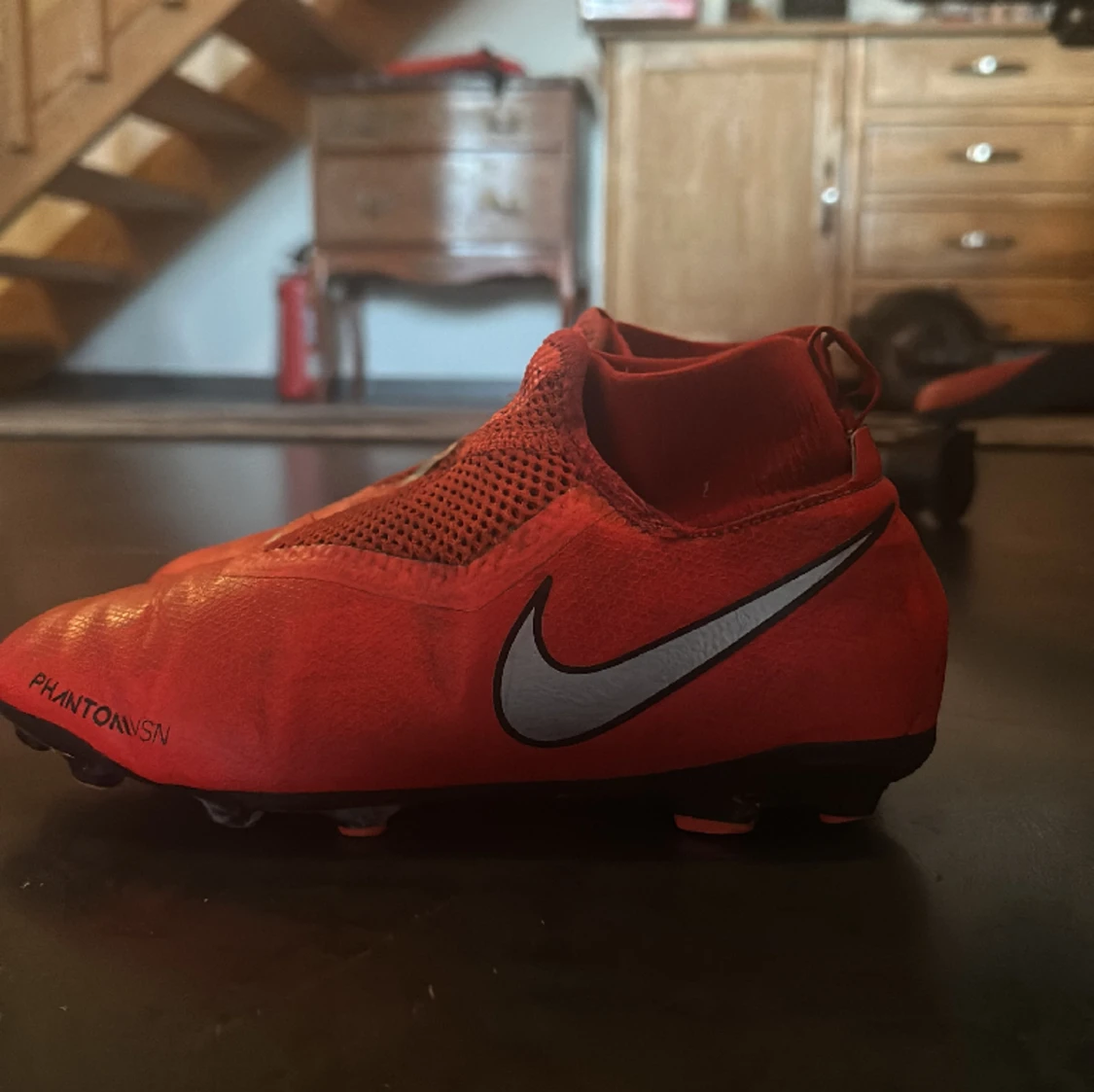 Fina röda fotbollsskor  - 90