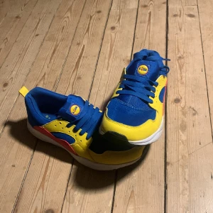 Lidl Sneakers - Säljer Lidl skor storlek: 39 då dom är väldigt  små för mig.   Väldigt bra skick, köpta second hand   