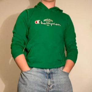 Vintage Y2K Champion Hoodie  - Storlek på plagg 162/167 XL 13/14 (S) Y2k Champion hoodie från 2000 talet, från  Rochester N.Y, XL 13/14 år (jag har haft den men har storlek M, snygg om man drar up ärmar) lätt noppig men i bra skick, Champion loggan lätt skadad (fråga för bilder) 