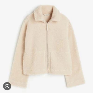 Teddy jacka - Intressekoll på denna populära teddyjacka från H&M! Inte jättemycket använd, slutsåld på hemsidan. Storlek XS, somsagt inte säker på om ja vill sälja men eventuellt🥰 kom med bud vid intresse (högsta bud 450kr)