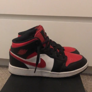 Jordan 1 mid - Jordan 1 mid äkta i röd och svart, köpt från footlocker. Storlek 40 barn passar om man har storlek 39 dam. Säljer eftersom de inte kommer till användning. Använt dessa ett par gånger. 
