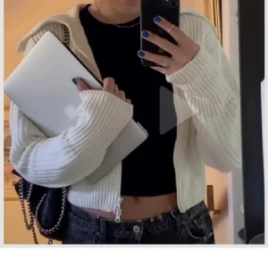 Gina Tricot  - Säljer denna fina tröja ifrån gina Tricot säljer då den inte kommer till användning längre. Inga märken på att den är använd några gånger köparen står för frakten 💕📦