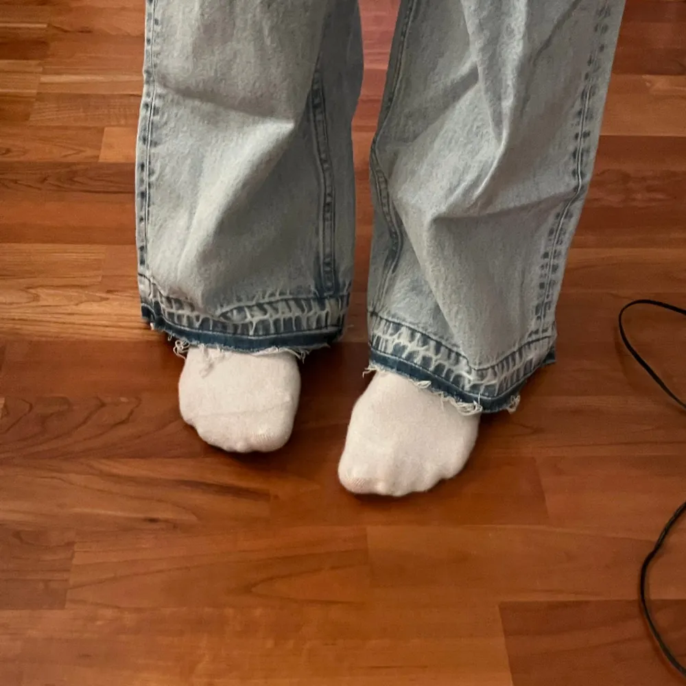 Lågmidjade straight jeans från hm, använd någon enstaka gång. Fina detaljer vid anklarna. Strl 36 men passar även 38, 99kr plus frakt . Jeans & Byxor.