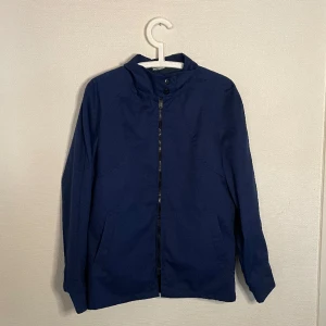 Fjällmans jacka - Blå fjällmans jacka. Går att knäppa upp kragen. 