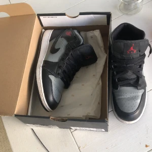 Jordan 1 mid shadow red - Jag säljer mina Jordan 1 mid shadow red storlek 40.säljs på grund av att jag växt ut dem.De har inga skador vad jag vet och har bara används en sommar.Köpta på Restocks lådan kommer med där restocks har verifierat den.Ny pris 2300kr på Restocks 